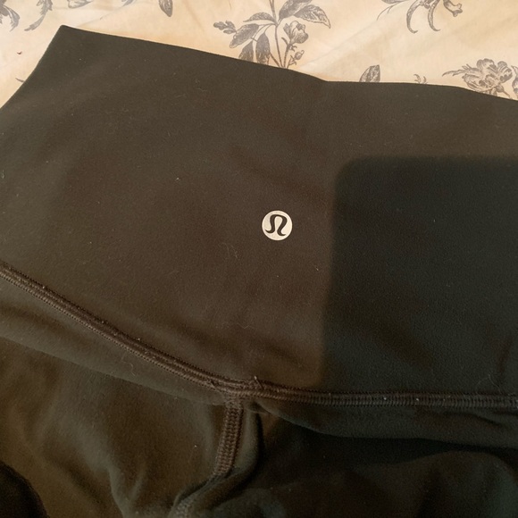 Size 4 Lululemon leggings selling because i dont ever wear them - Picture 2 of 3